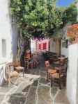 Un tipico vicoletto con sedie e tavolini di un caffé nell'antica Chora di Sikinos, Grecia.

