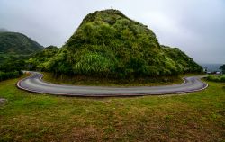 Un tornante pericoloso su una strada di montagna lungo la costa di Chiufen, Taiwan.

