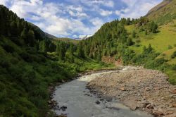 Un torrente di montagna nei pressi di Obergurgl, Alpi Venoste, Tirolo (Austria).
