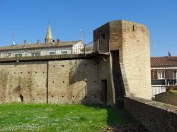 Un torrione e le mura del Castello Malatestiano di Gatteo, provincia di Forlì-Cesena in Emilia Romagna - © Clawsb, CC BY-SA 4.0, Wikipedia