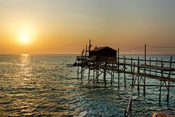 Un trabucco fotografato al tramonto a Termoli sul mare Adriatico, Molise.
