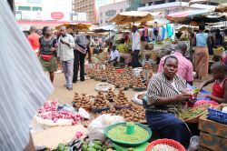 Un tradizionale bazaar di frutta e verdura nella città di Kampala, Uganda - © Nurlan Mammadzada / Shutterstock.com