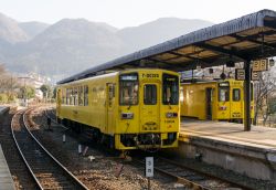 Un tradizionale treno giapponese in arrivo ai binari della stazione di Yufuin, Oita - © B.Panupong / Shutterstock.com