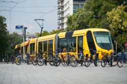 Un tram in transito di fronte alla stazione ferroviaria di Mulhouse, Francia - © 305826890 / Shutterstock.com