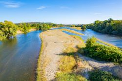 Un tratto del fiume Allier nei pressi di Nevers, Francia.
