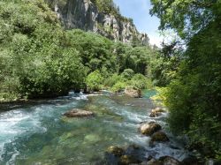 Un tratto del fiume Sorgue nel borgo di Fontaine-de-Vaucluse, Francia. La sorgente di questo corso d'acqua è caratteristica grazie alla sua conformazione geologica. Tutta l'acqua ...