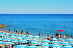 Un tratto del litorale di Albissola Marina, Savona, Liguria. D'estate le spiagge della cittadina ligure accolgono turisti provenienti da tutt'Italia e Europa - © maudanros / Shutterstock.com ...