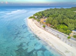 Un tratto del litorale di Gili Trawangan (Indonesia) fotografato dall'alto con la luce dell'alba.

