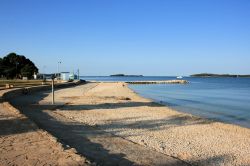 Un tratto del litorale sabbioso di Fazana, Croazia. Questa località si affaccia sull'omonimo canale ed è protetta dal mare aperto dall'arcipelago delle isole Brioni.
