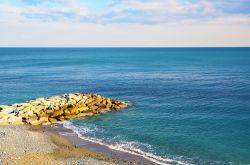 Un tratto della costa di Arenzano, provincia di Genova, Liguria. Il territorio di questo Comune è situato sulla costa della Riviera ligure di Ponente, all'interno di un'insenatura ...