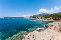 Un tratto della costa di Ozdere, nei pressi di Gumuldur, provincia di Izmir, Turchia. Questa graziosa località balneare si affaccia sulla costa dell'Egeo: abitata stabilmente da 15 ...