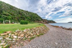 Un tratto della costa di Punta Ala, Toscana, in una nuvolosa giornata estiva.

