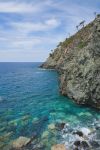 Un tratto della costa rocciosa a Levanto, Liguria.



