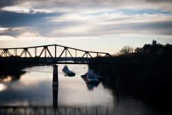 Un tratto della ferrovia sopraelevata sul fiume nella città di Tuscaloosa, Alabama, USA.
