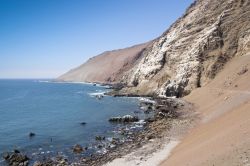Un tratto della scogliera lungo la costa di Arica, nord del Cile, Sud America.  

