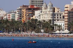 Un tratto della spiaggia di Postiguet nel centro di Alicante, Spagna. Sorge ai piedi del famoso castello di Santa Barbara.
