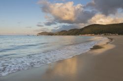 Un tratto della spiaggia di Trengandin in Cantabria, ...