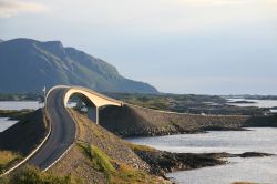 Un tratto della Strada Atlantica n64, Norvegia, che collega Kristiansund con Molde. Il panorama offerto è davvero suggestivo lungo questi 8 chilometri di strada. Vi sono inoltre 4 punti ...