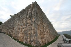 Un tratto delle mura ciclopiche di Alatri (Lazio). La cinta muraria in opera megalitica misura quasi 2 km.