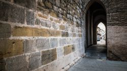 Un tratto delle mura della chiesa di Santa Maria nel centro storico di Oliva, Spagna.


