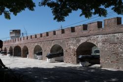 Un tratto delle mura di Fort Charles a Port Royal, Kingston, Giamaica. Costruita fra il 1650 e il 1660, questa fortificazione venne inizialmente chiamata Fort Cromwell. Attorno alla metà ...