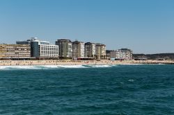 Un tratto di costa nella città portoghese di Costa da Caparica, Lisbona. I primi abitanti furono pescatori della regione dell'Algarve.



