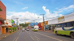 Un tratto di Isaac Povoas Avenue nel centro di Cuiaba, Mato Grosso, Brasile - © Roberto Tetsuo Okamura / Shutterstock.com