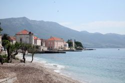 Un tratto di litorale di Orebic, penisola di Peljesac (Croazia), in una giornata nuvolosa e dal cielo grigio.

