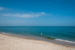 Un tratto di litorale nella cittadina di Soverato, Calabria, in una giornata di sole. Situata in provincia di Catanzaro, Soverato è una delle più ambite mete turistiche del sud ...