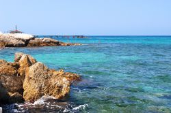 Un tratto di litorale roccioso a Famagosta, Cipro Nord. L'isola è lambita dalle acque trasparenti e cristalline del Mar Mediterraneo.



