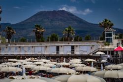 Un tratto di spiaggia di Torre del Greco nei pressi di Napoli (Campania). Sullo sfondo, il Vesuvio visto dal litorale - © KDN759 / Shutterstock.com