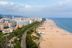 Un tratto lungomare della spiaggia di Calella, Barcellona, in una giornata nuvolosa - © Yuriy Biryukov