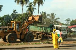 Un trattore e un camion su una strada di Conakry, Guinea - © Sem Let / Shutterstock.com