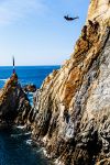 Un tuffatore di Acapulco si getta dalla parete della Quebrada, siamo in Messico - © NadyaRa / Shutterstock.com