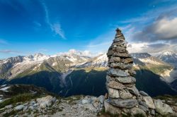 Un tumilo di pietre difronte al massicio del Monte Bianco, Argentiere, Francia. Siamo nella riserva naturale delle Aiguilles Rosse.

