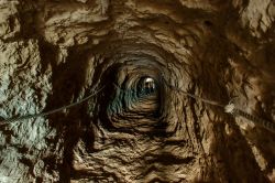 Un tunnel nella roccia nel parco naturale del Penon de Ifach, Calpe, Spagna.



