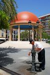 Un uomo beve da una fontana a Estepona, Spagna. Siamo in Plaza Antonia Guerrero, una delle principali di questa graziosa cittadina del sud della Spagna affacciata sul Mediterraneo - © Caron ...