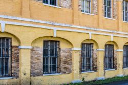 Un vecchio edificio giallo con sbarre alle finestre nel centro di Christiansted, isola di Saint Croix (USA).
