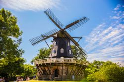 Un vecchio mulino a vento nella cittadina svedese di Malmo - © Sun_Shine / Shutterstock.com