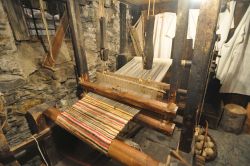 Un vecchio telaio in legno all'interno di una storica casa di Gerola Alta: fa parte dell'Ecomuseo della Valgerola in Valtellina, Lombardia.
