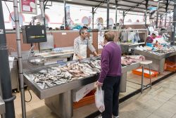 Un venditore di pesce al mercato di Loulé, Portogallo - © travelfoto / Shutterstock.com