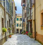 Un via del centro storico di Monte Porzio Catone, vicino a Roma, nel Lazio