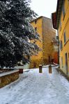 Un viale innevato nel centro del borgo medievale di San Casciano in Val di Pesa, Firenze (Toscana).

