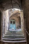 Un vicoletto con gradini nel centro storico di Pontremoli, provincia di Massa Carrara, Toscana.

