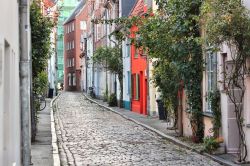 Un vicoletto del centro storico cittadino a Lubecca, Germania.

