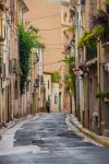 Un vicoletto del centro storico di Pezenas, Francia: qui si affacciano le strette case dai toni pastello.

