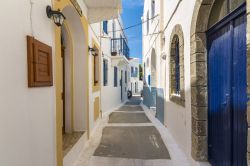 Un vicoletto del villaggio di Nikia, isola di Nisyros, Grecia. Gli abitanti che vivono qui stabilmente sono poco più di una cinquantina - © Nejdet Duzen / Shutterstock.com