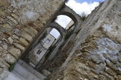 Un vicoletto nel centro storico di Irsina, Basilicata. Sino al 1895 il borgo si chiamava Montepeloso con il significato di "terra fertile e ricca".
