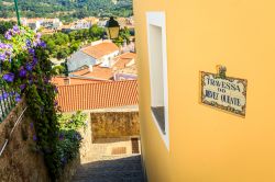 Un vicoletto nel cuore di Monchique, Portogallo: passeggiando a piedi in questo borgo se ne possono scoprire gli angoli più caratteristici.
