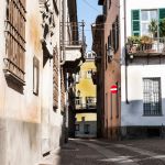 Un vicolo del centro cittadino a Cuneo, Piemonte. Il suo antico cuore storico risale al XII° secolo e rimanda al fiorente passato quando la città era una delle località meglio ...